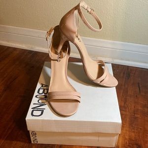 Abound nude faux patent leather sandal, size 7